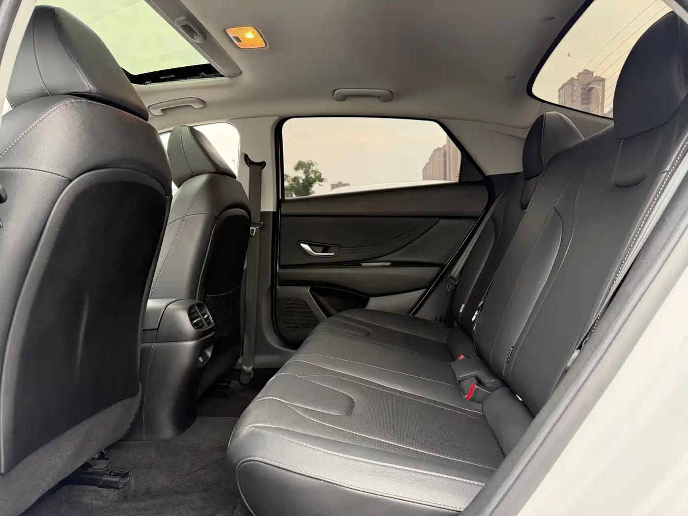 Hyundai Elantra 2023 Model 1.5L CVT LUX Premium Edition фото 19