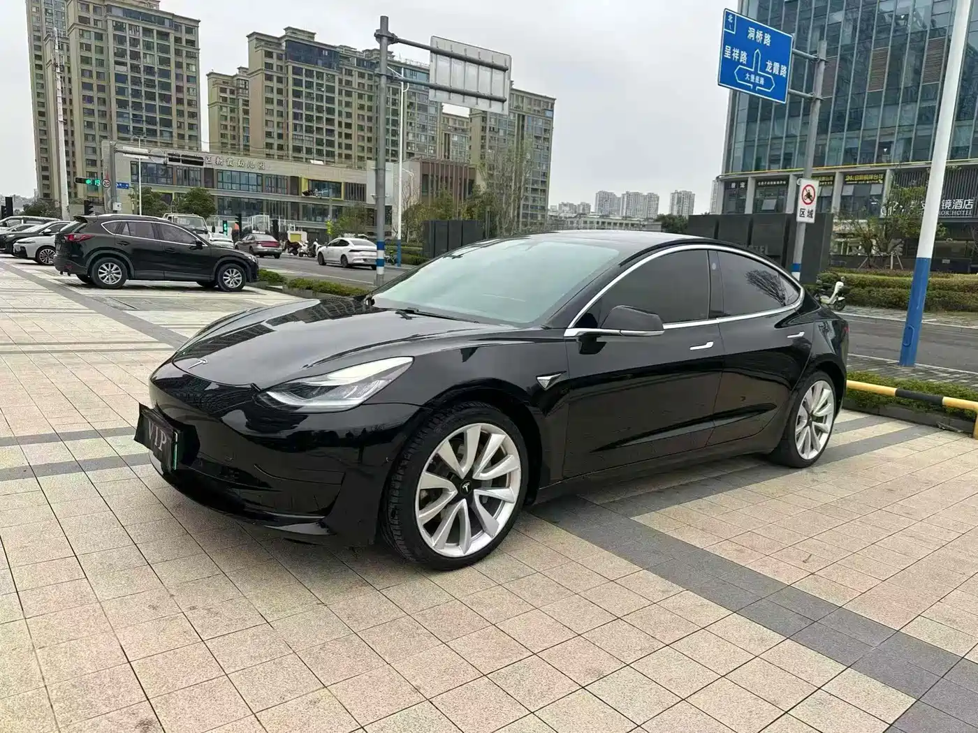 TESLA MODEL 3