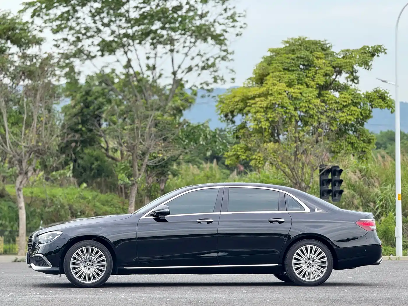 Mercedes-Benz E-Class 2022 Second Facelift E 300 L Luxury фото 18