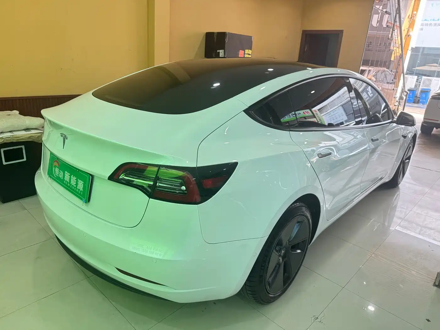 TESLA MODEL 3