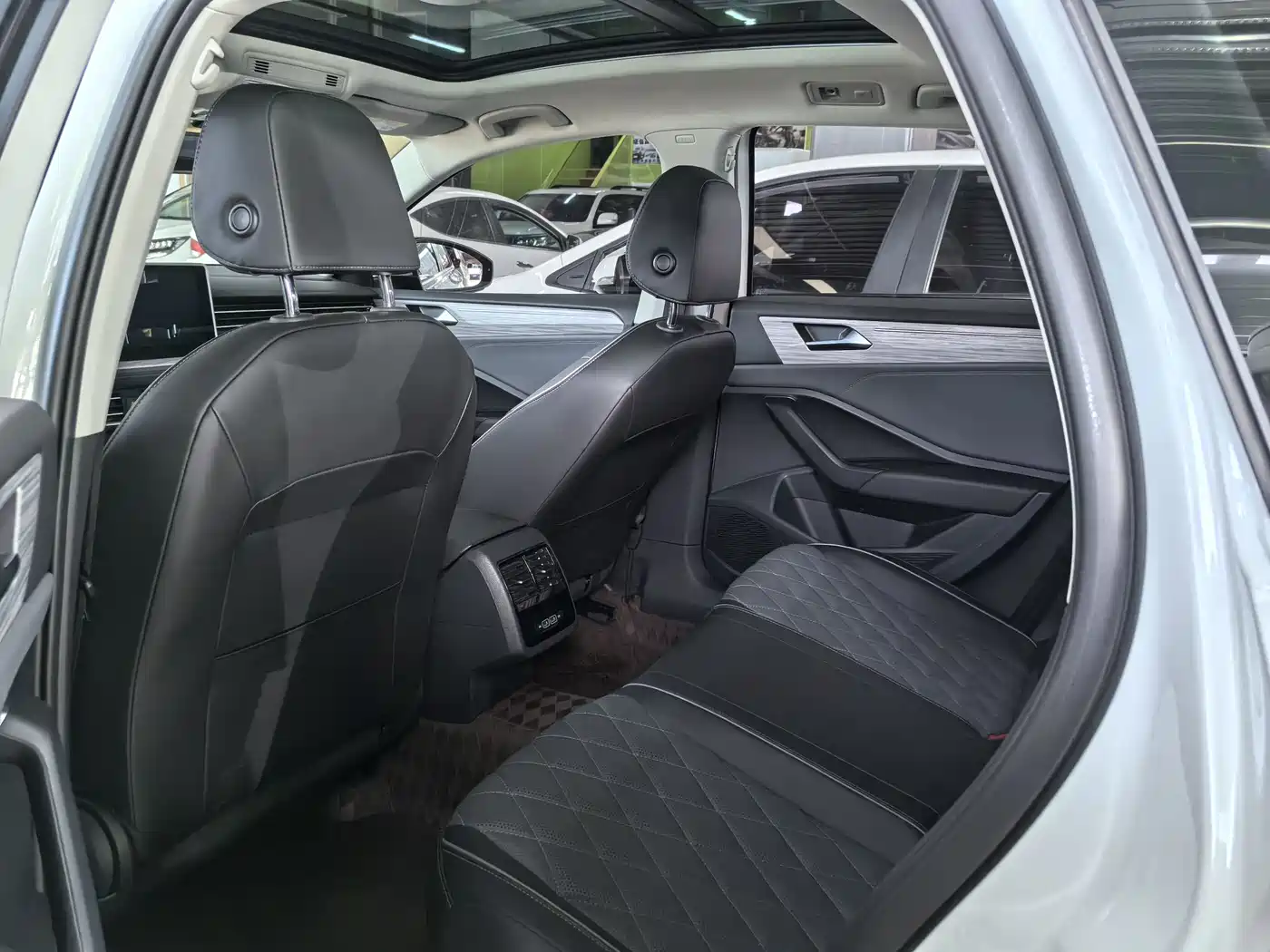 Volkswagen Sagitar 2023 300TSI DSG Surpassing Edition фото 9