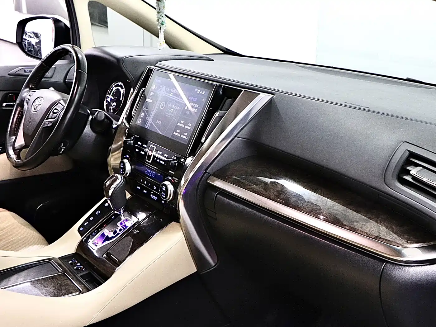 Toyota Vellfire 2020 Twin Engine 2.5L HV Premium Edition фото 15