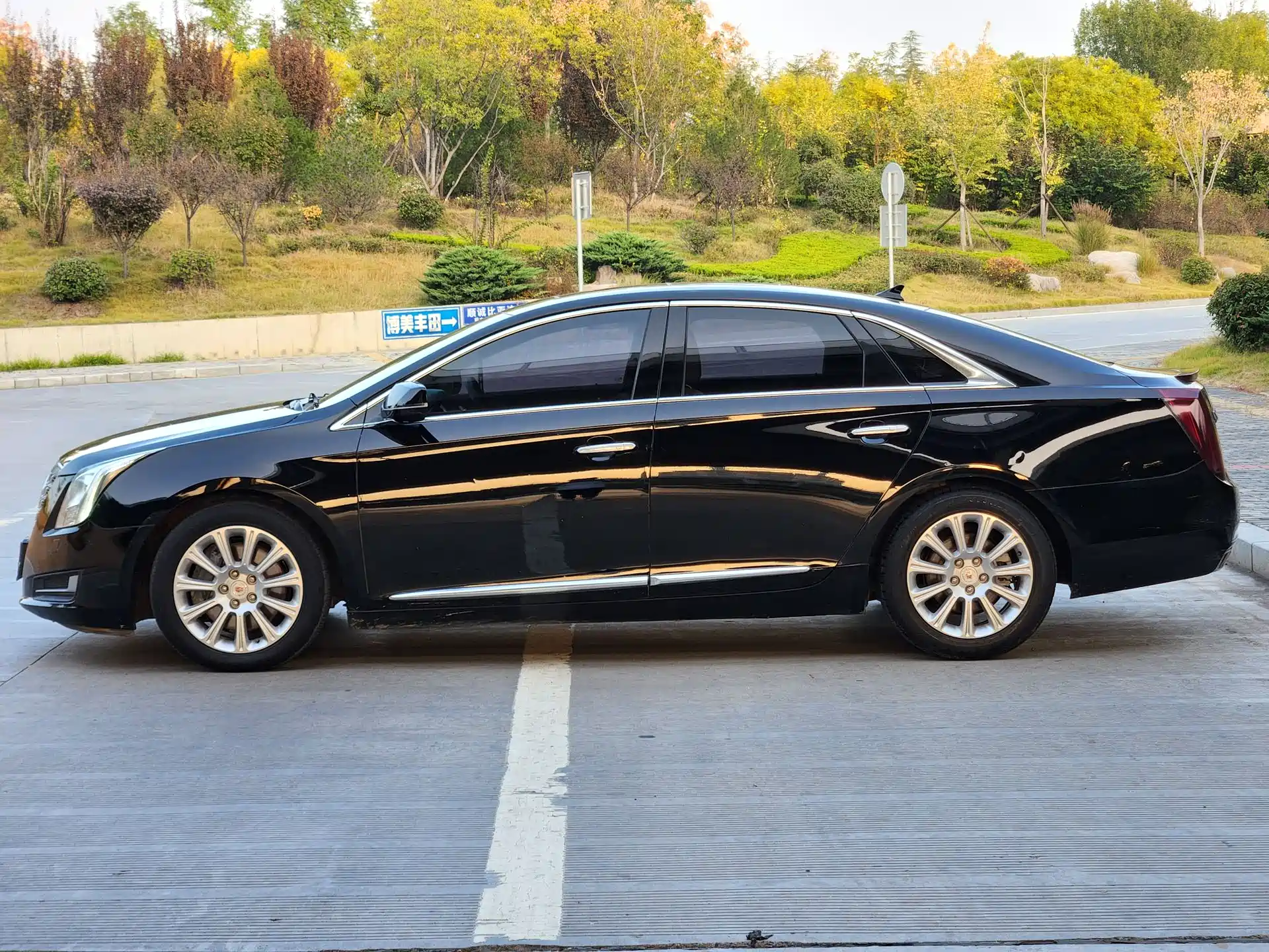 Photo 5 - Cadillac XTS