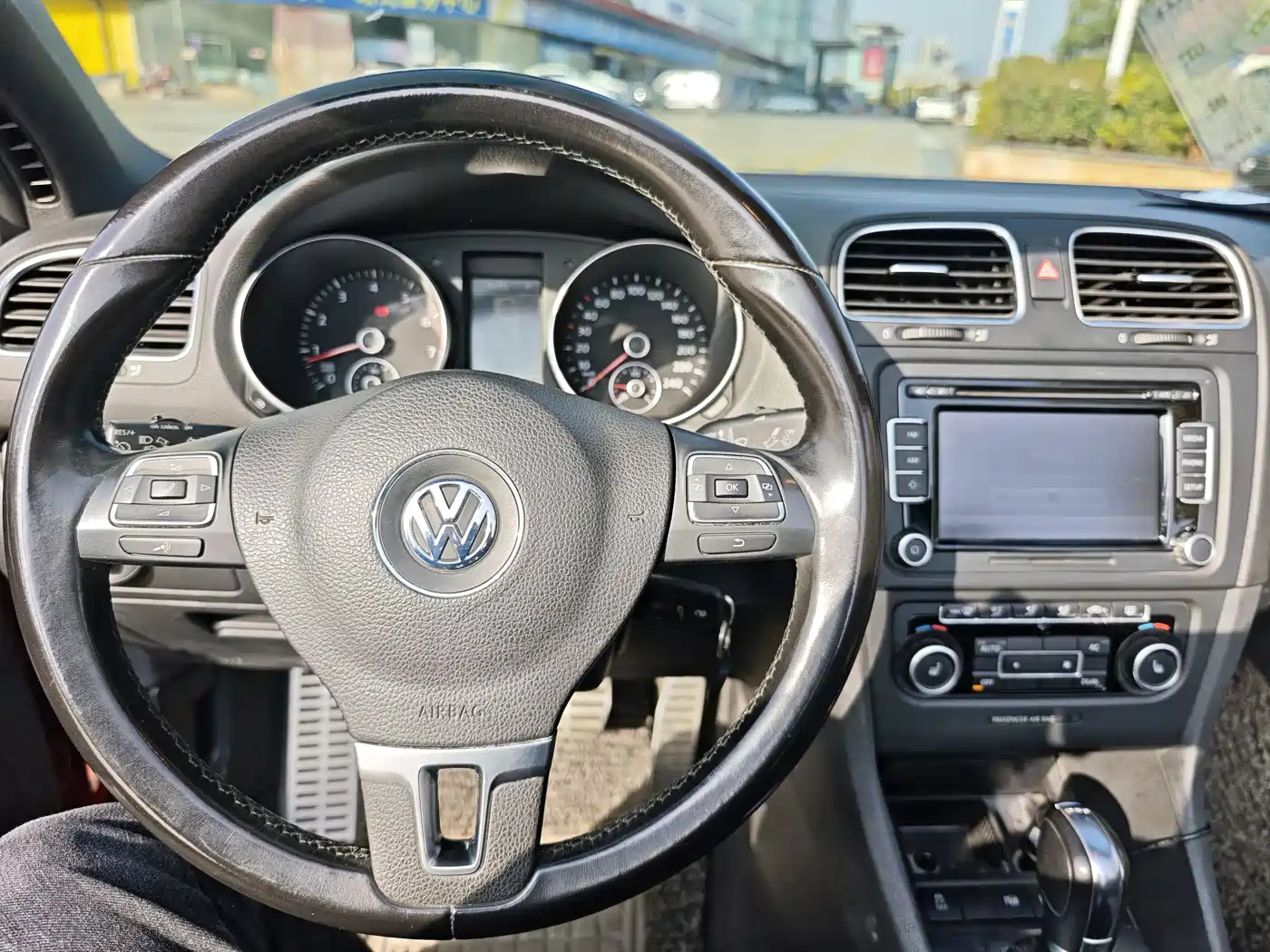Volkswagen Golf (Import) 2012 1.4TSI Luxury Convertible Edition фото 6