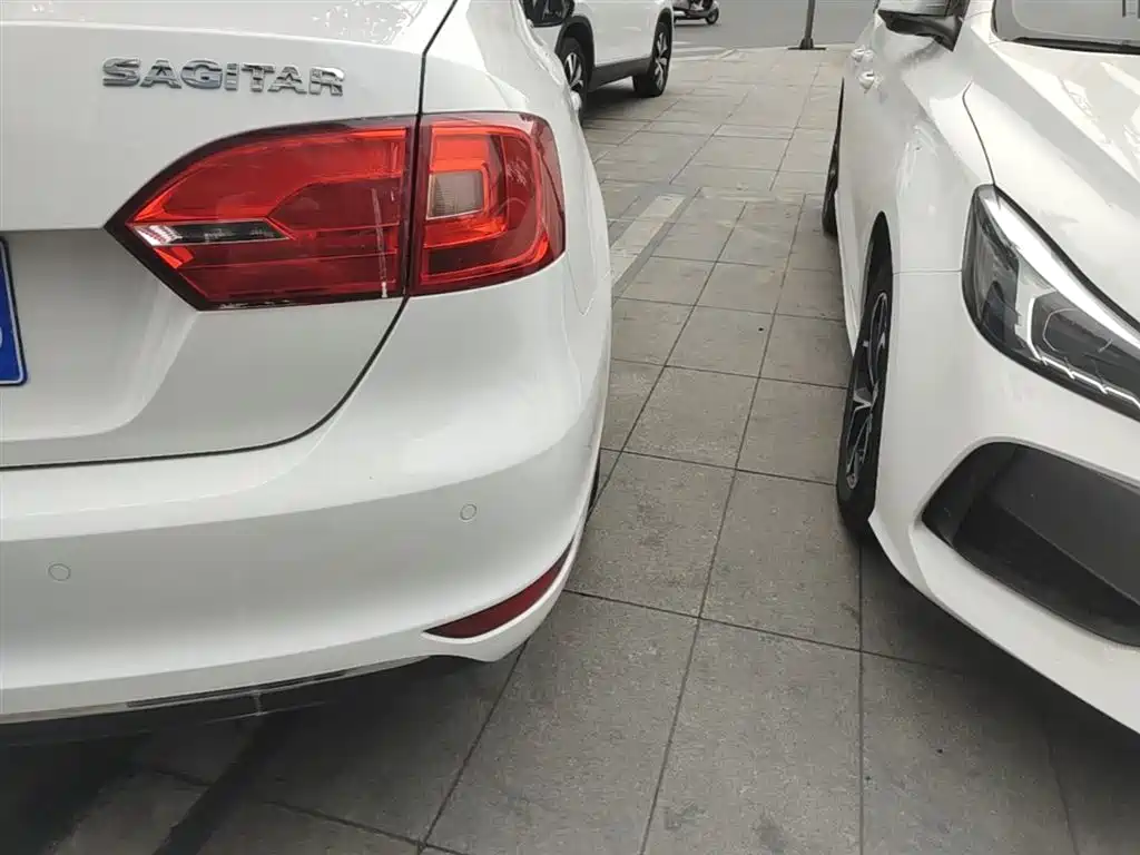 Volkswagen Sagitar 2014 Facelift 1.6L Automatic Leading Version фото 8