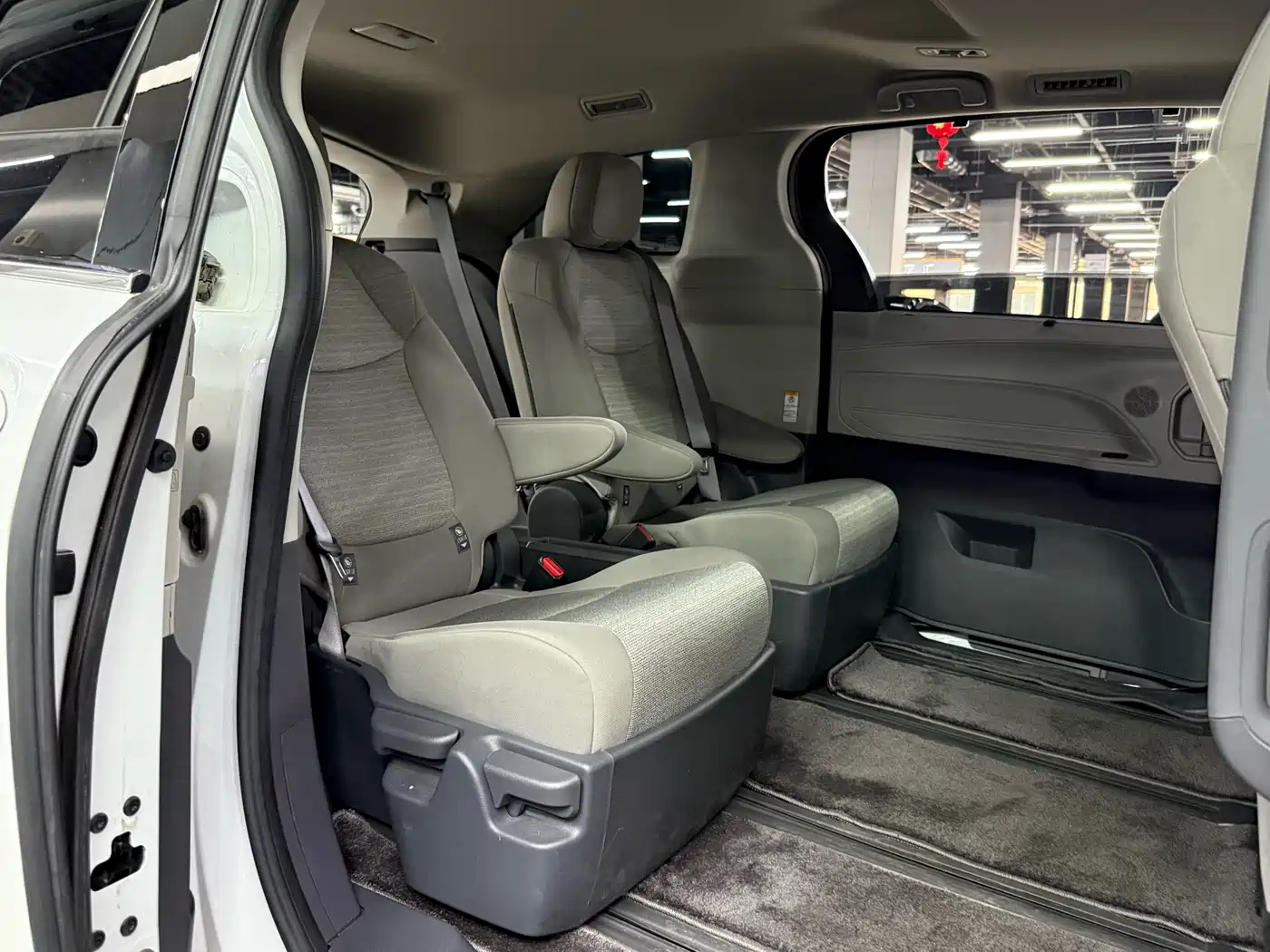 Toyota Sienna 2023 2.5L Hybrid Comfort Edition фото 16