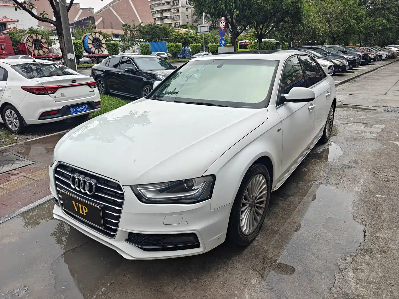 Photo 1 - Audi A4L
