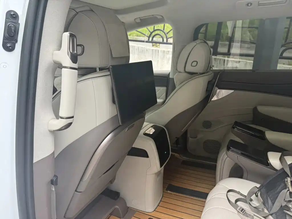 Denza D9 2023 2022 DM-i 970 AWD Flagship