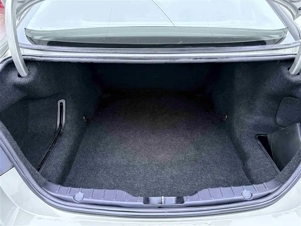 BMW 5 Series 2011 535Li Luxury фото 26