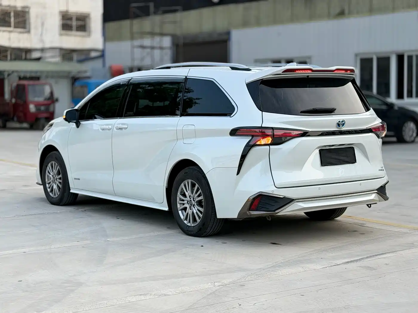 Toyota Sienna 2023 2.5L Hybrid Comfort Edition фото 5
