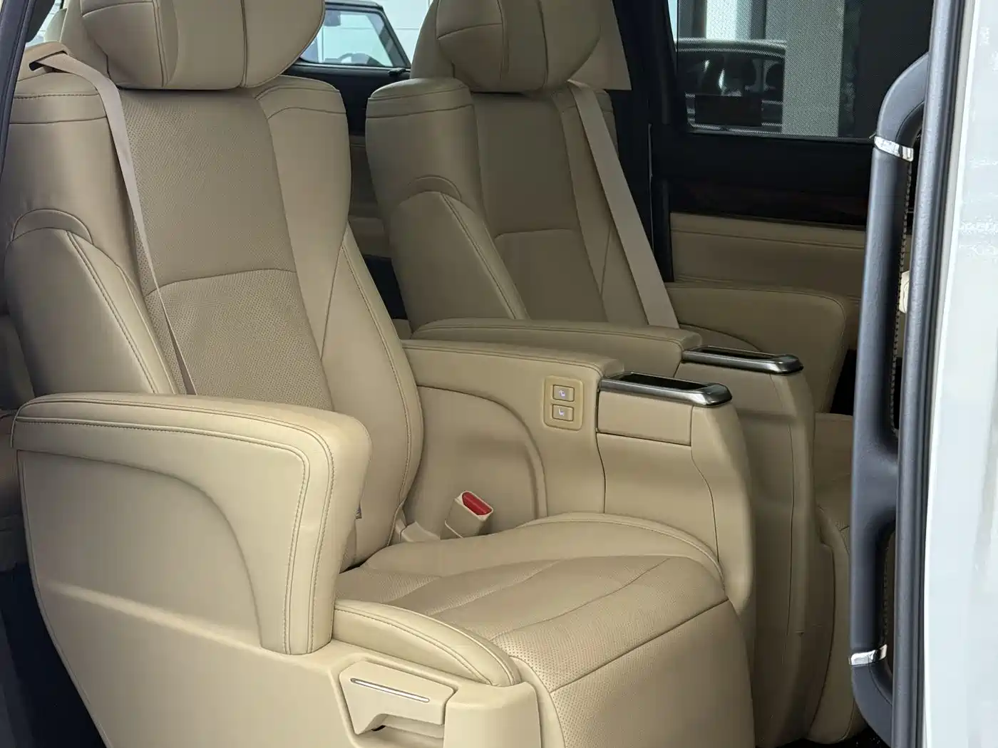 Toyota Alphard 2018 3.5L Luxury фото 9