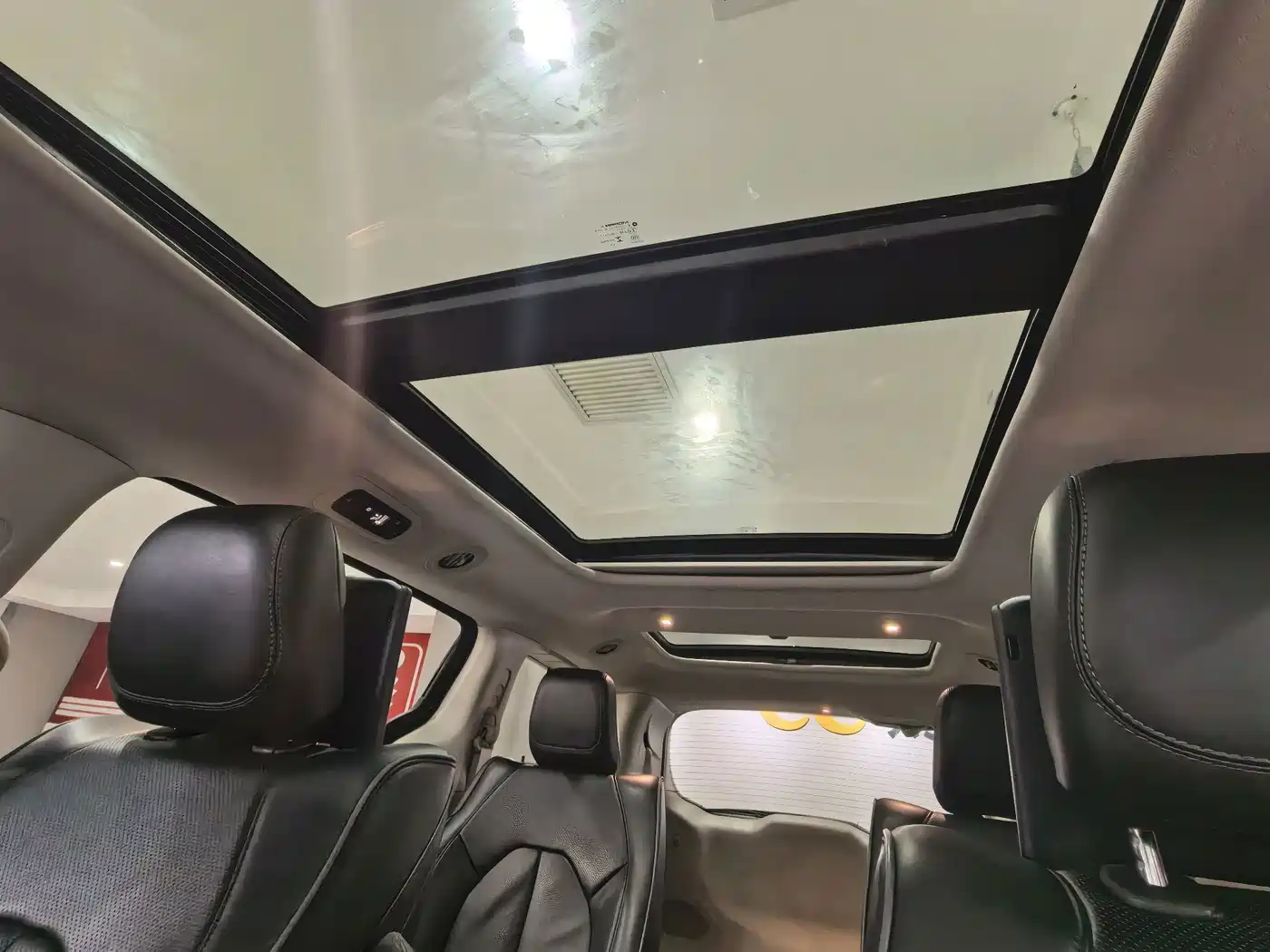 Chrysler Grand Voyager (Import) 2019 2017 3.6L Premium Edition