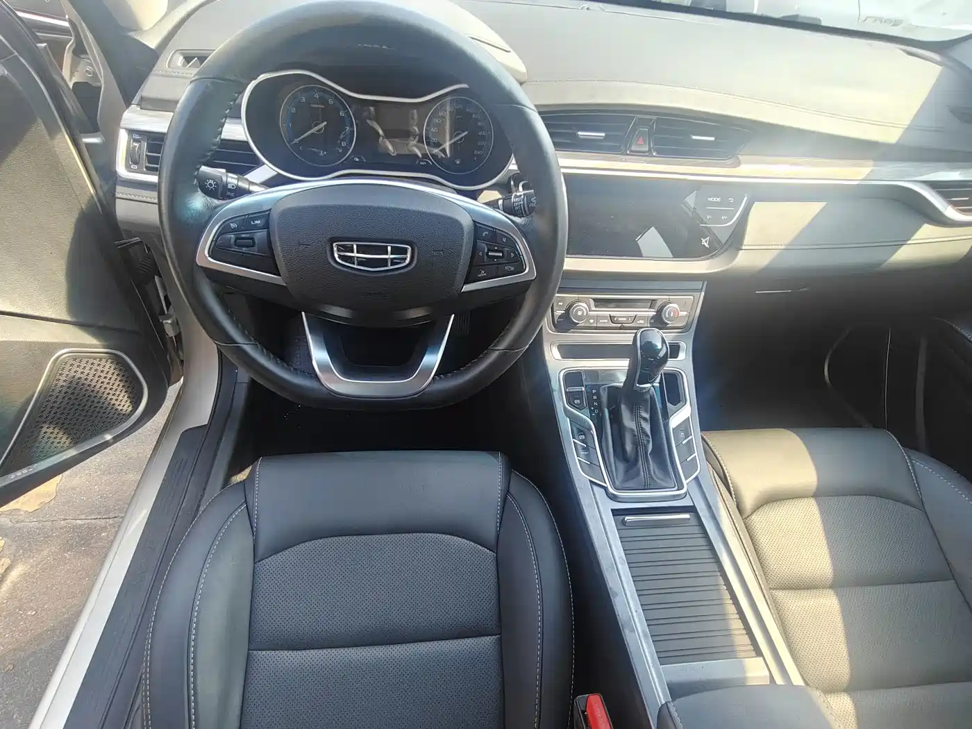 Фото 4 - Geely Emgrand