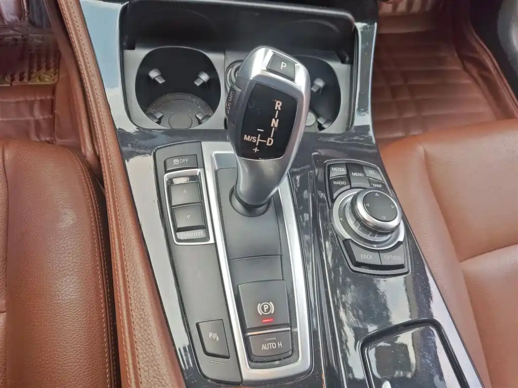 BMW 5 Series (Import) 2014 520i Classic фото 7