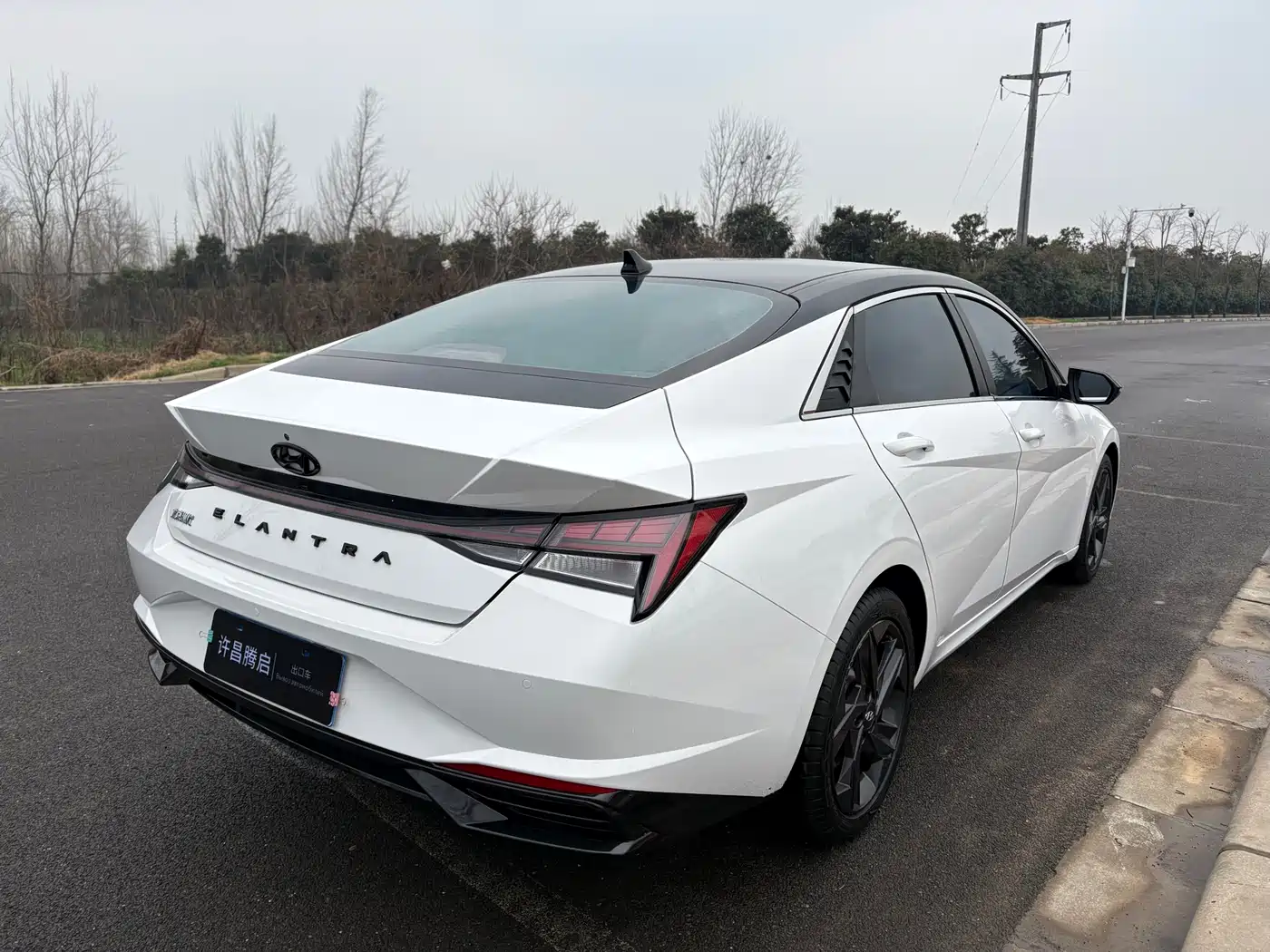 Hyundai Elantra 2022 1.5L CVT LUX Premium Edition фото 5