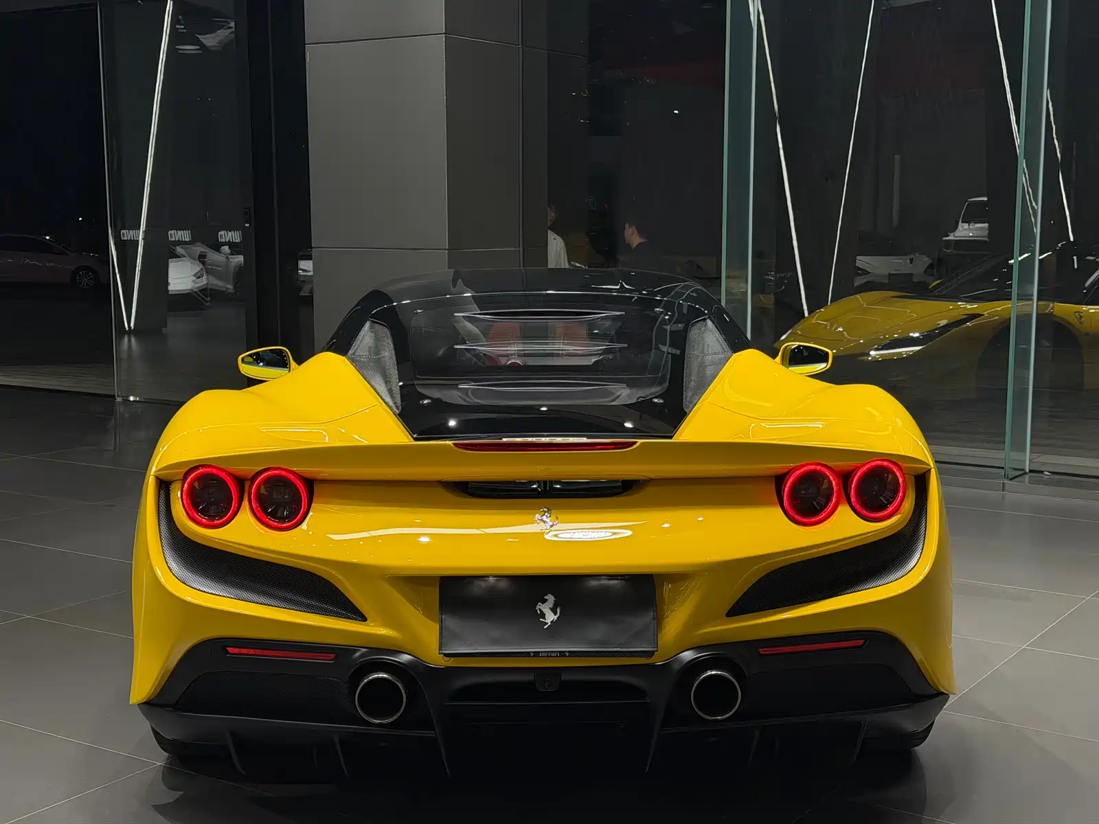 Фото 3 - Ferrari F8