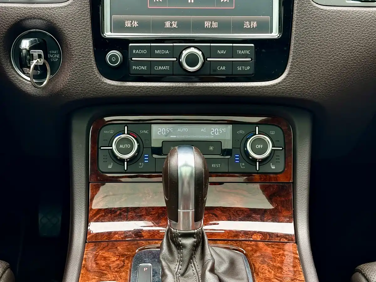 Volkswagen Touareg 2011 3.0TSI Premium фото 14