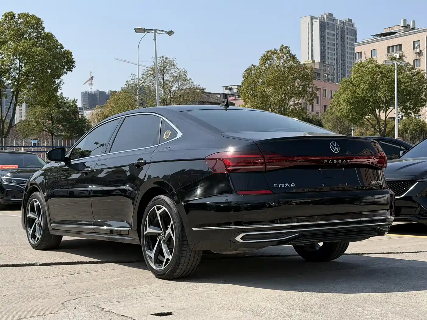 Volkswagen Passat 2024 380TSI Starlight Luxury Edition фото 4