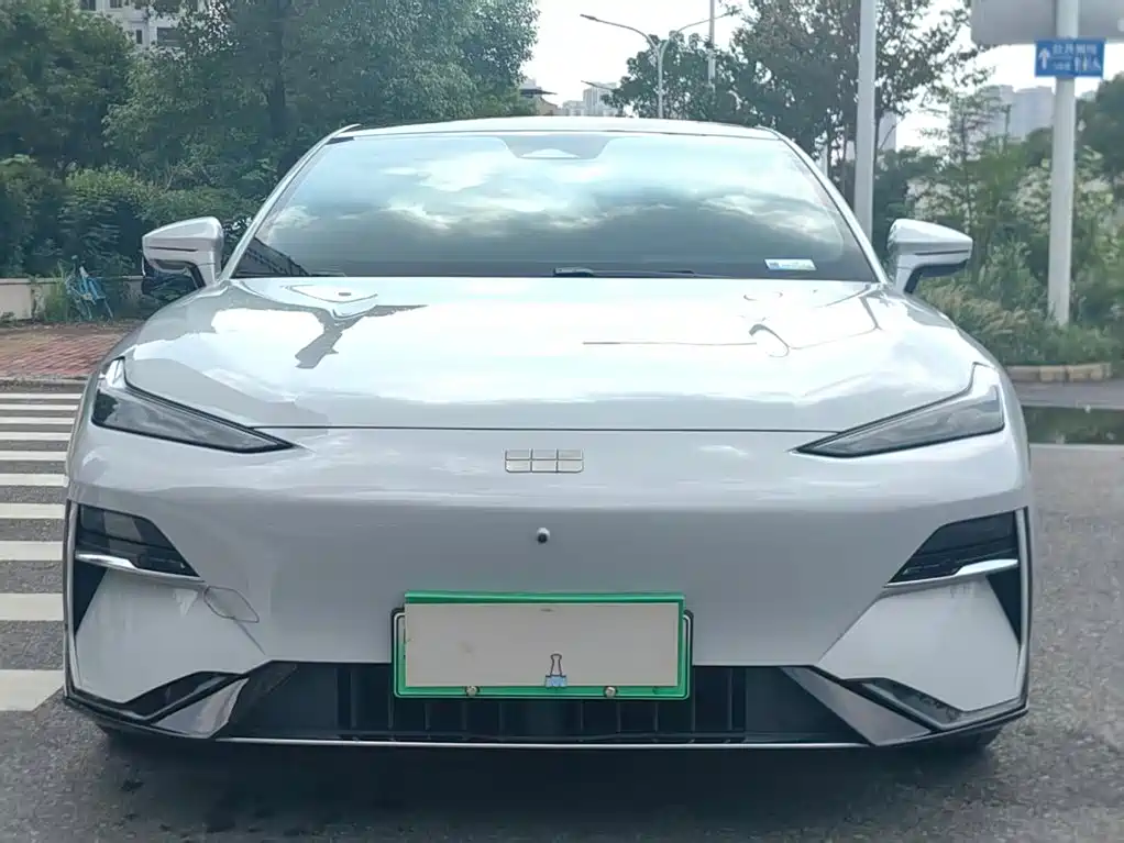 Фото 2 - Geely Galaxy Galaxy E8