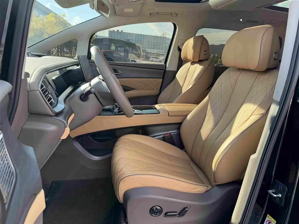 Denza D9 2023 2022 EV 600 4WD Prestige Model