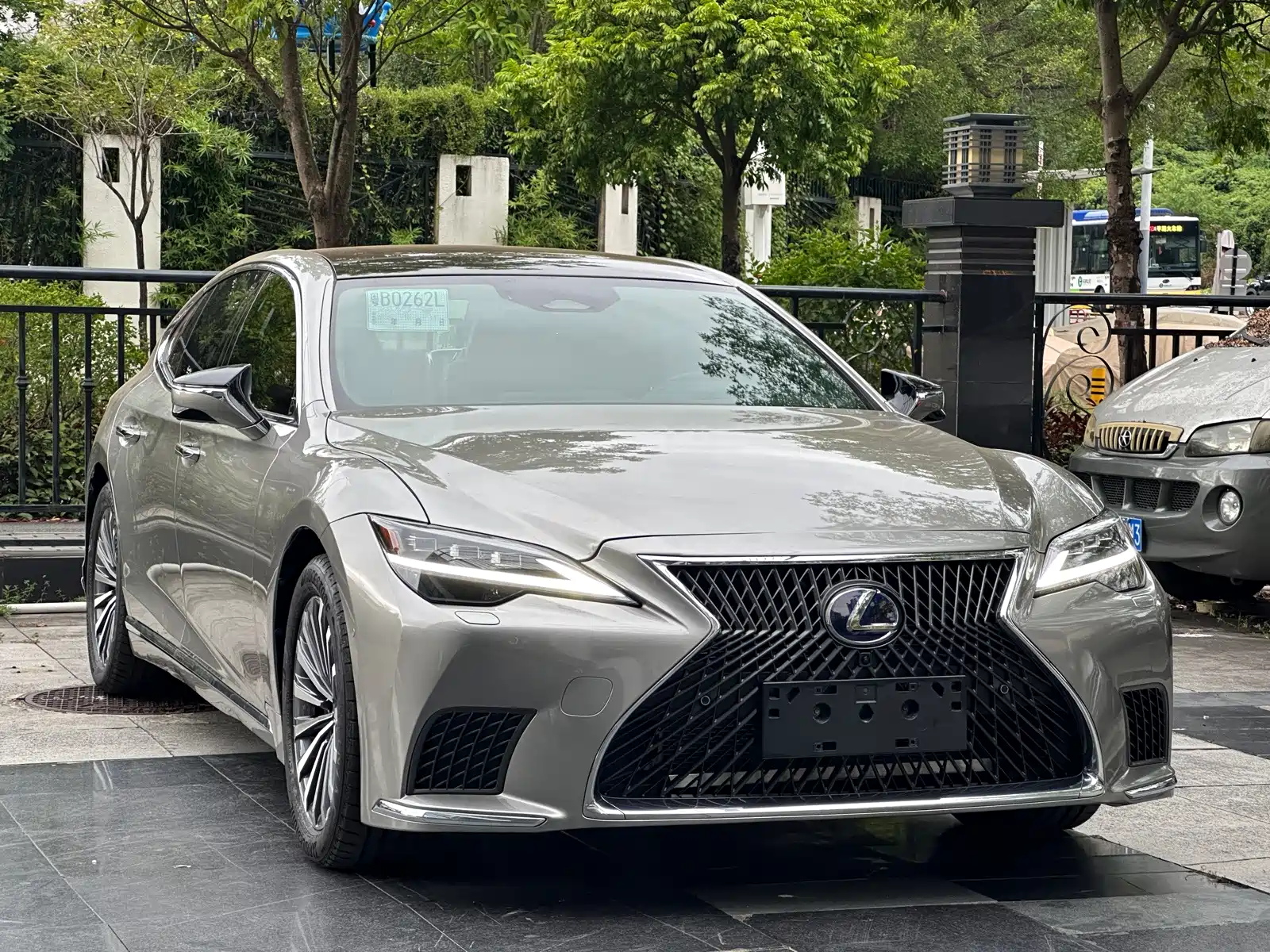 Фото 3 - Lexus LS