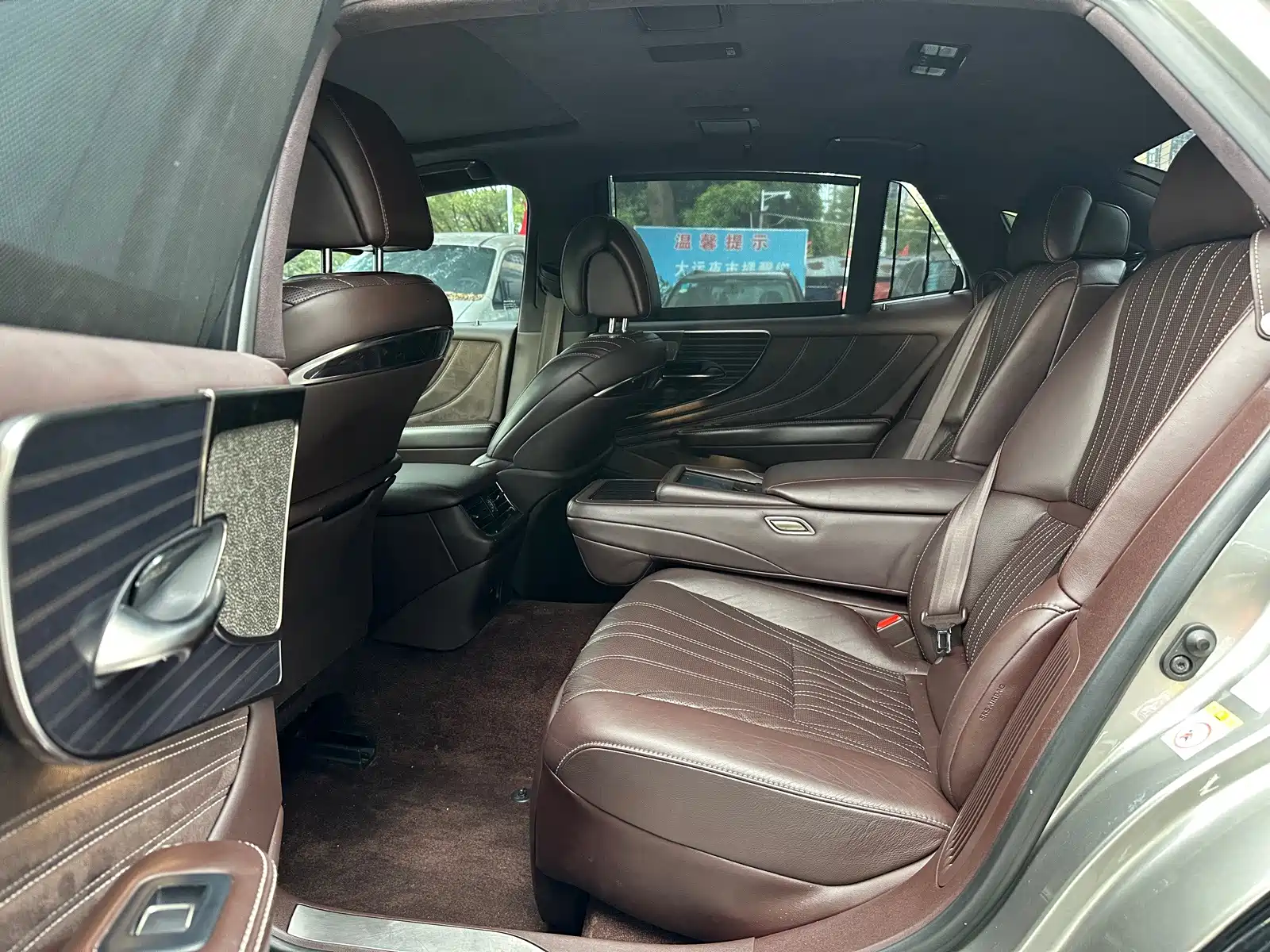 Фото 7 - Lexus LS