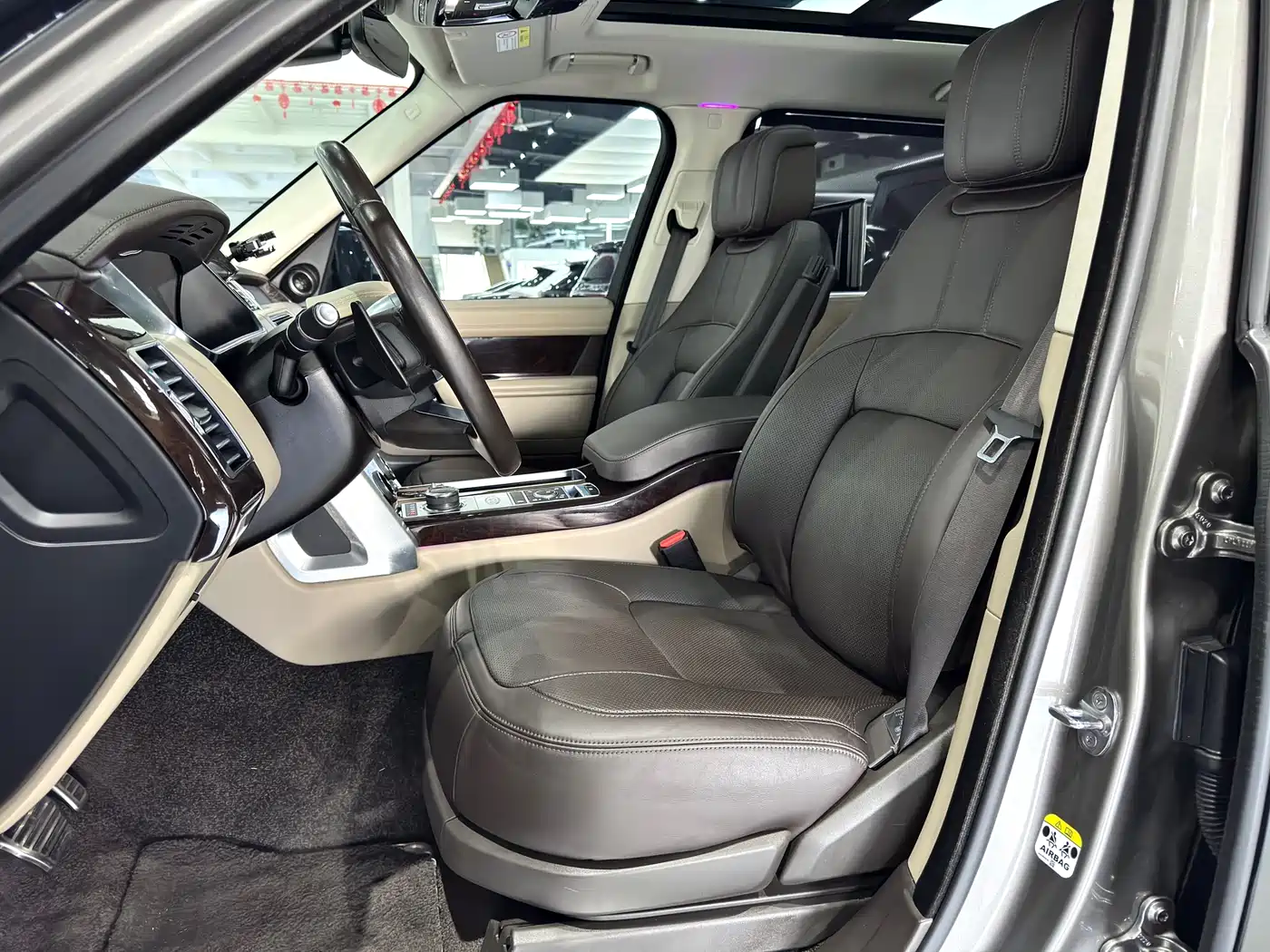 Land Rover Range Rover 2021 3.0 L6 Heritage Extended Classic Edition фото 23