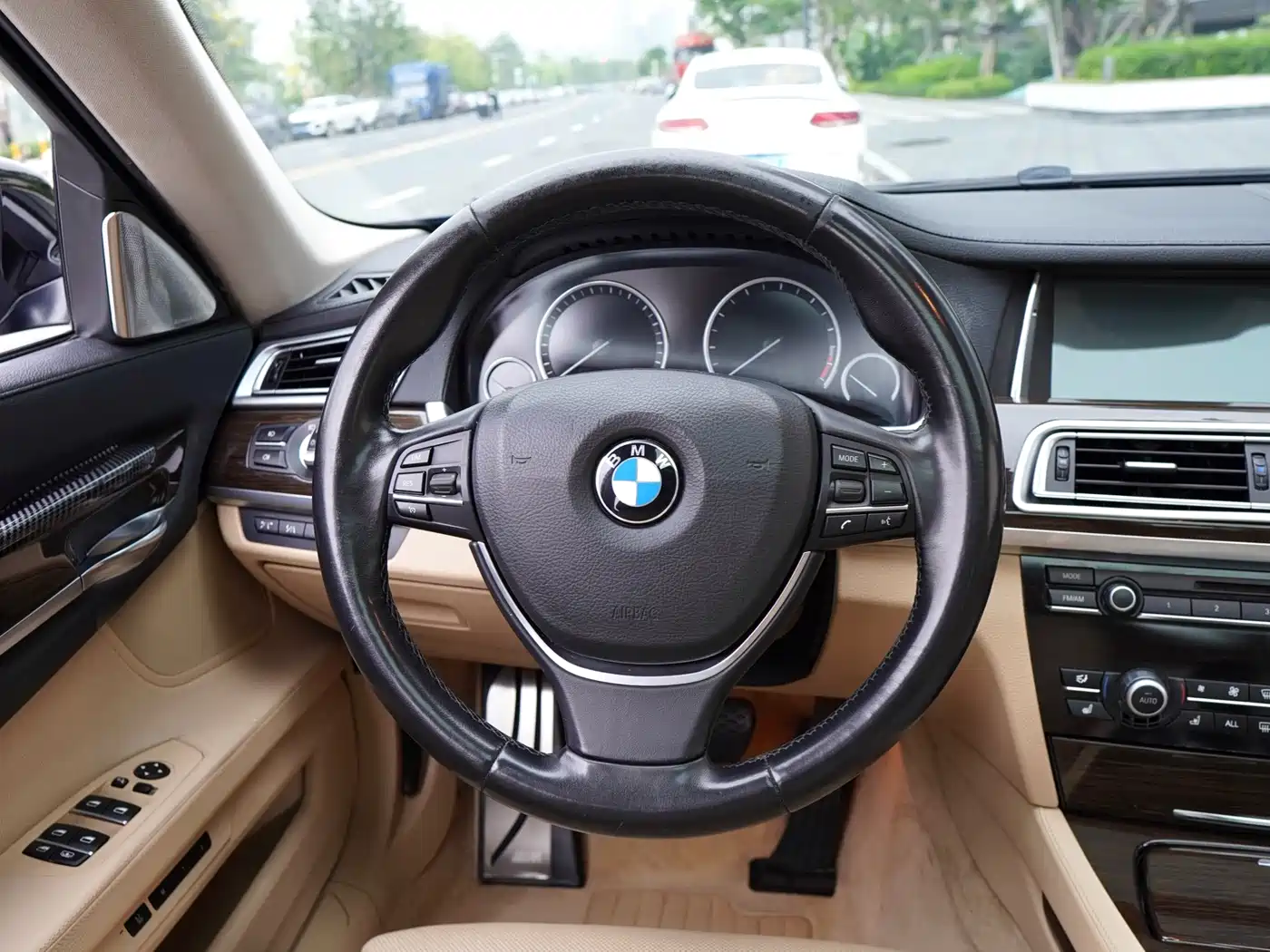 BMW 7 Series 2009 750Li Luxury фото 8