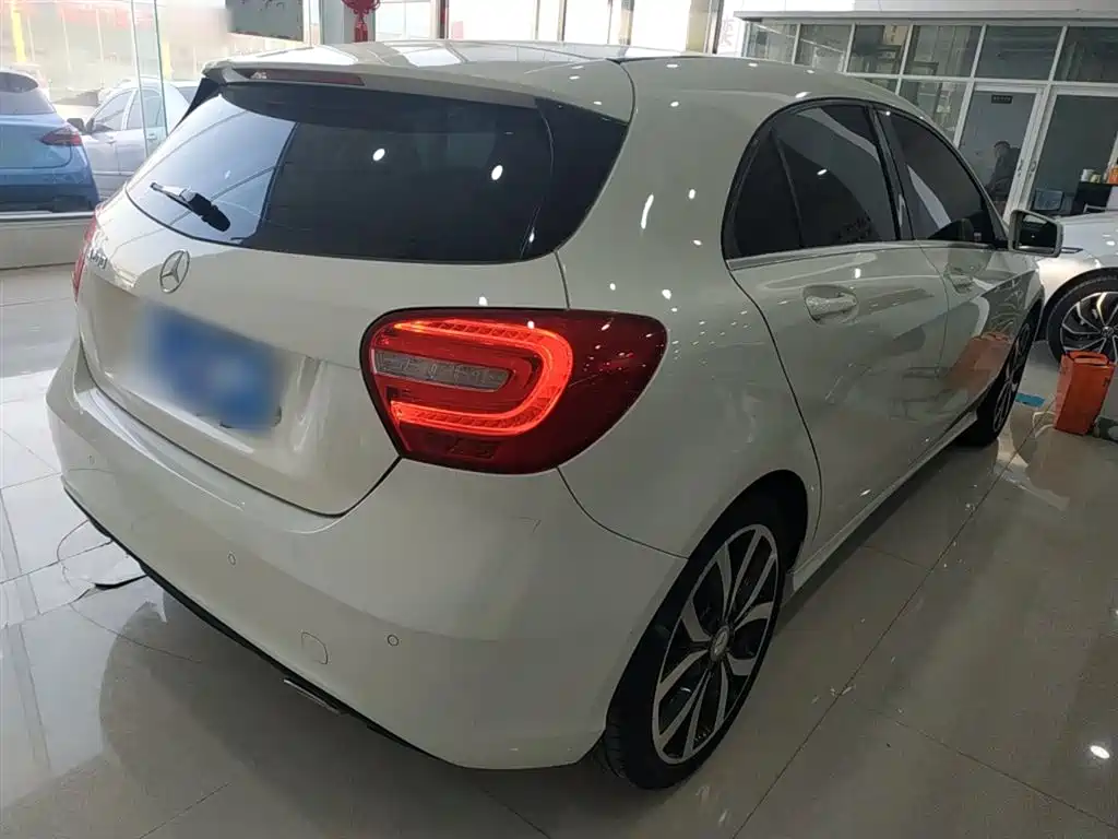 Mercedes-Benz A-Class (Import) 2015 A 200 Fashion фото 7