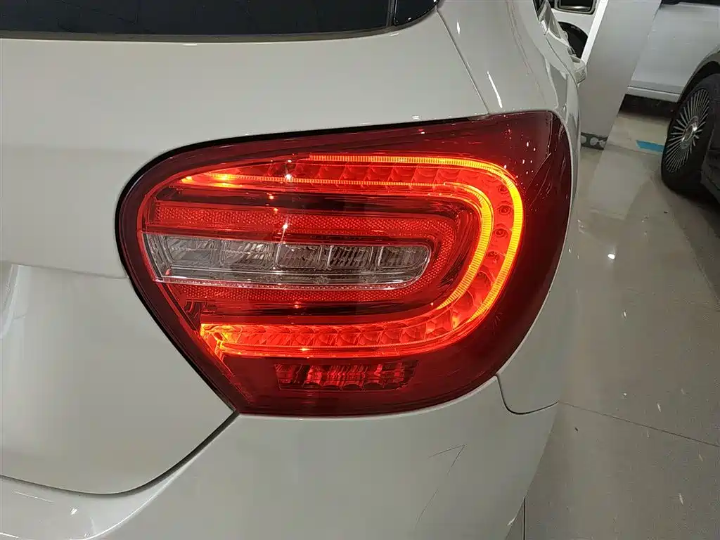 Mercedes-Benz A-Class (Import) 2015 A 200 Fashion фото 8