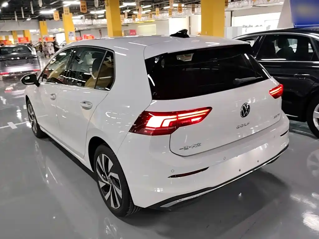 Photo 5 - Volkswagen Golf