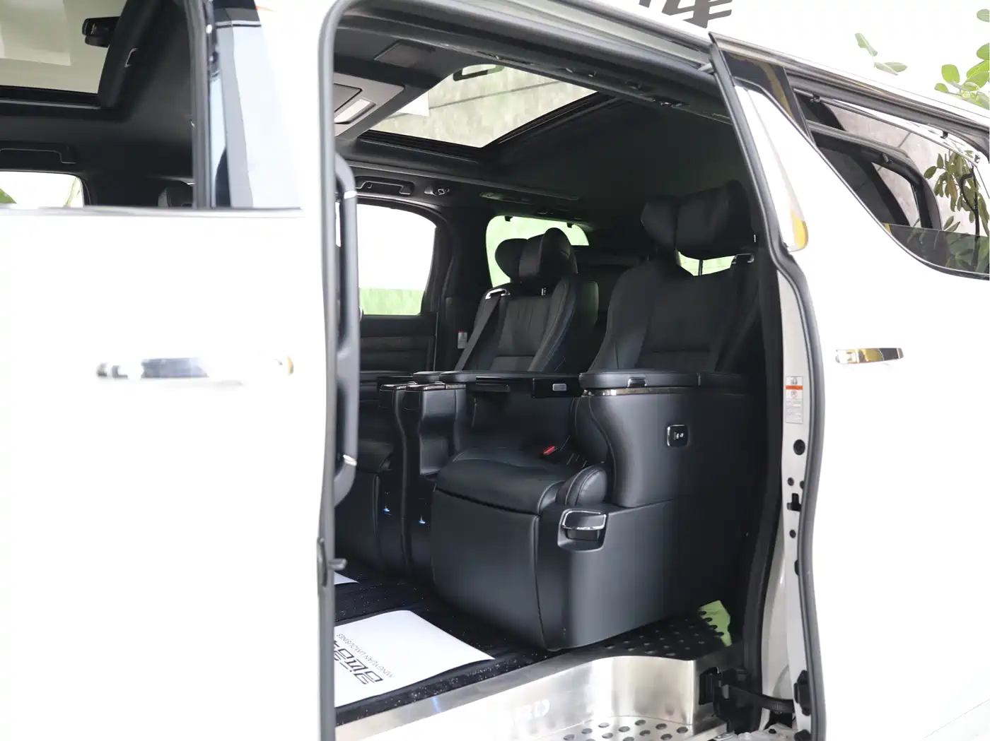 Toyota Alphard 2020 Hybrid 2.5L Premium Edition фото 13