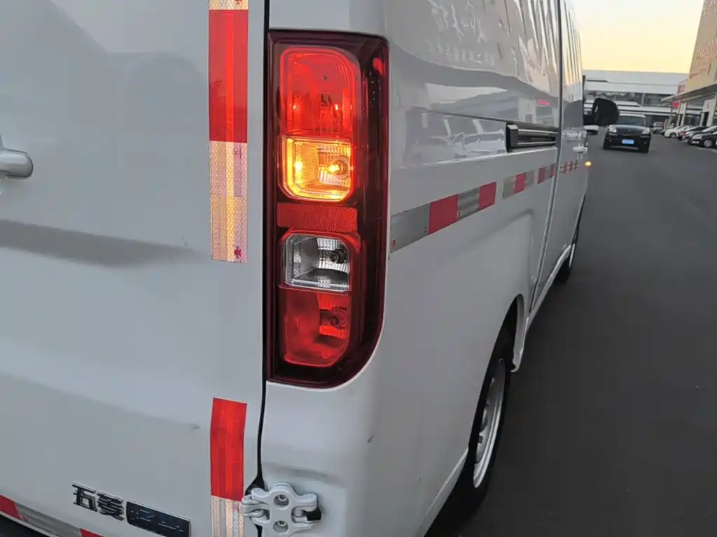 Wuling Motors Wuling Yangguang 2024 2024 300km Practical Enclosed Window Version 60kW