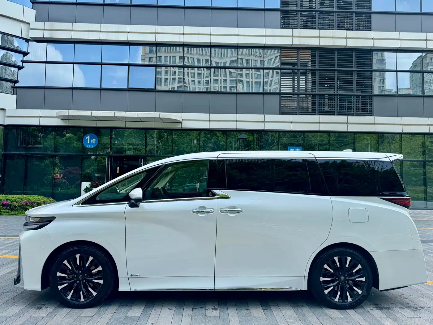 Toyota Vellfire 2024 Crown Hybrid 2.5L Premium Edition фото 3