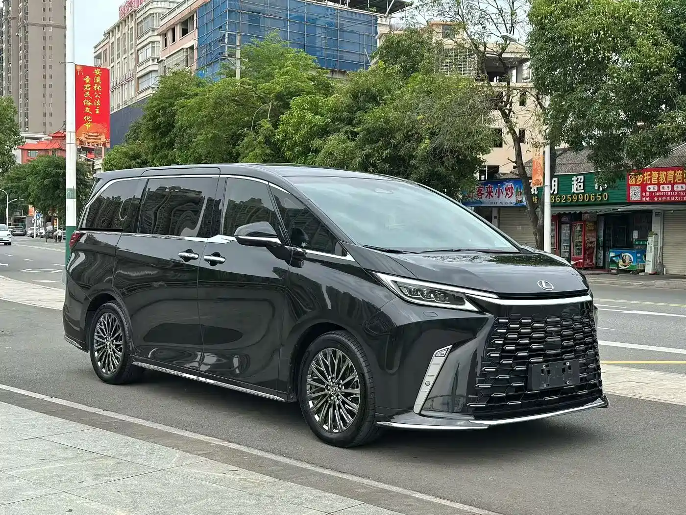Lexus LM 2023 350h 7-Seater Elegance Edition фото 3