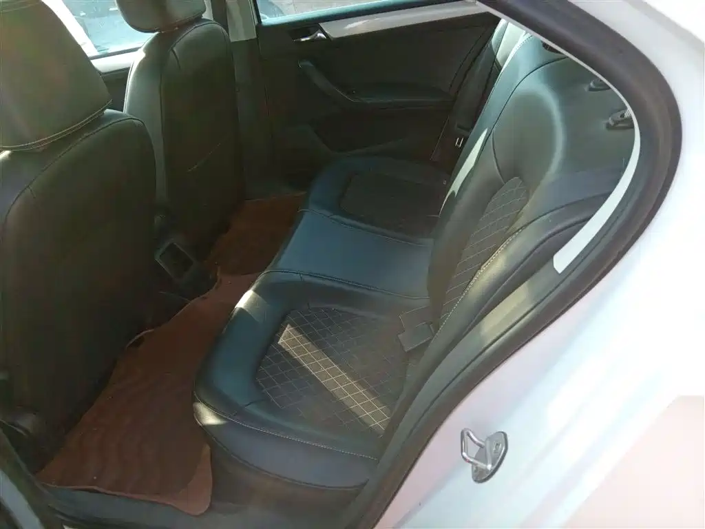 Škoda Rapid 2018 1.6L Automatic Comfort Edition фото 17