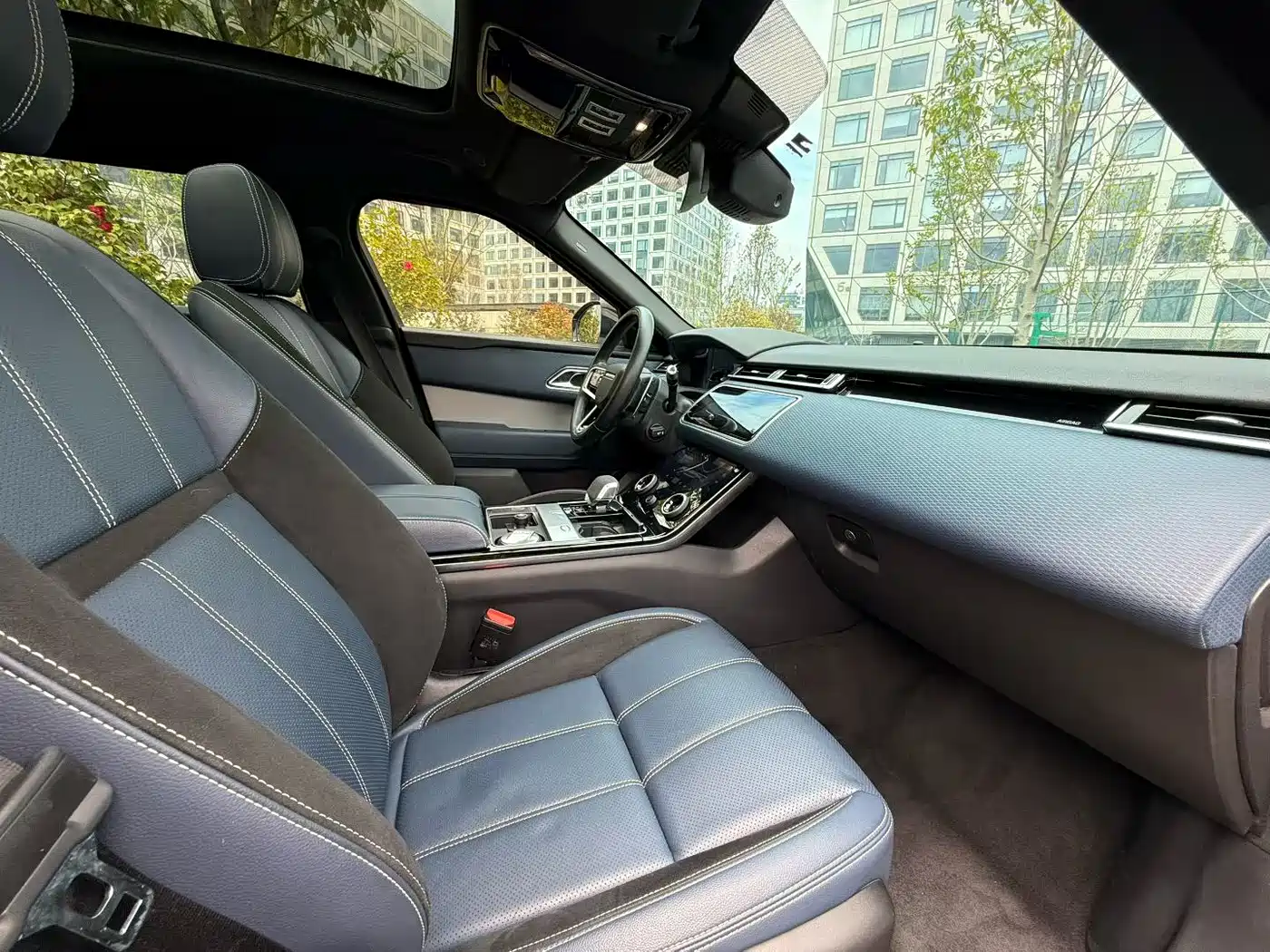Land Rover Range Rover Velar 2021 P250 Gloss Black Collector's Edition фото 9