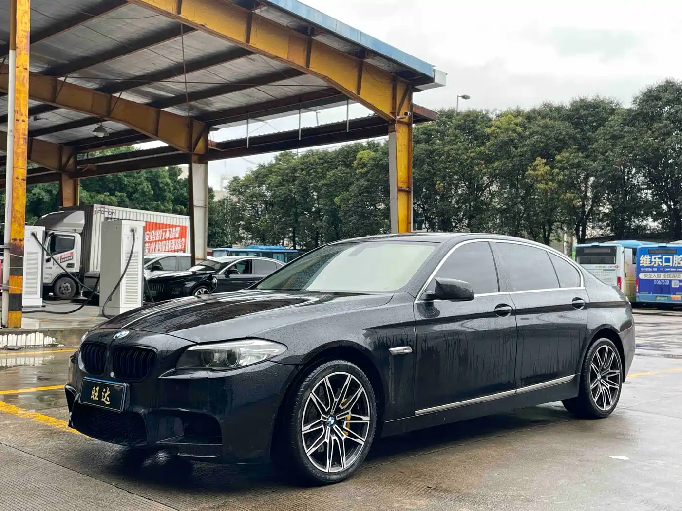 BMW 5 Series 2011 523Li Leading