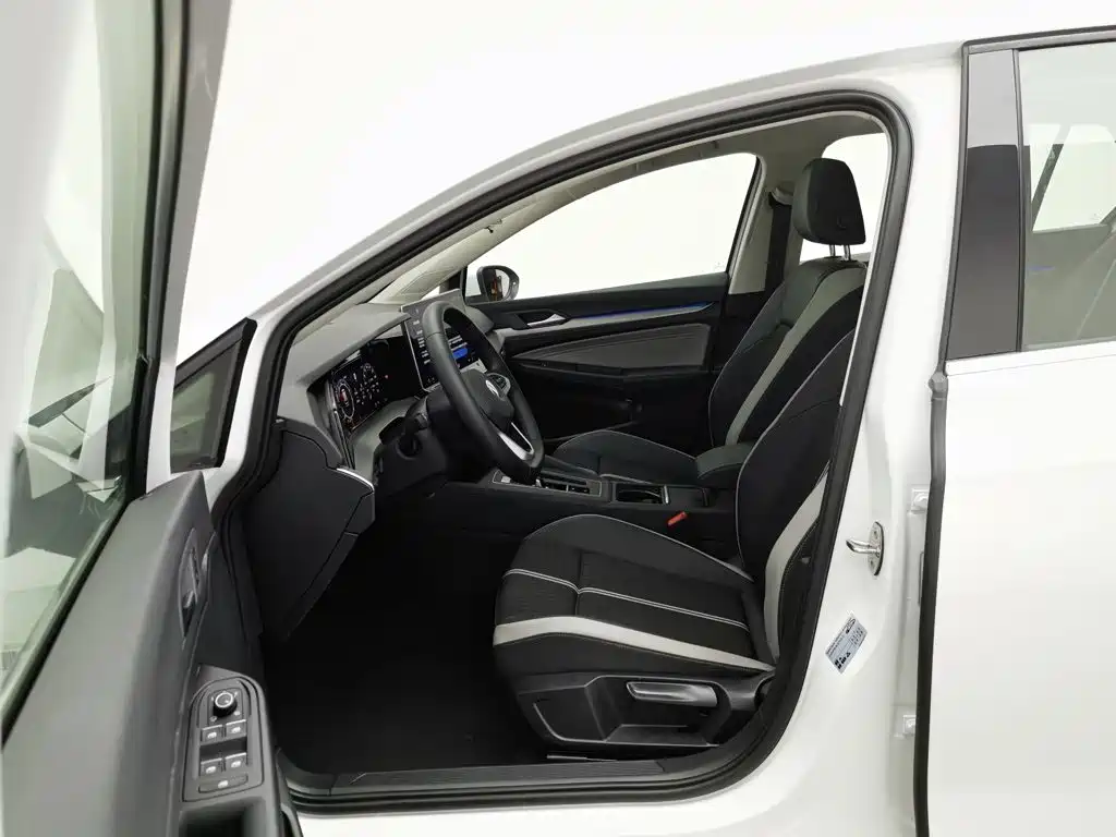 Volkswagen Golf 2025 2025 Facelift 300TSI Pro