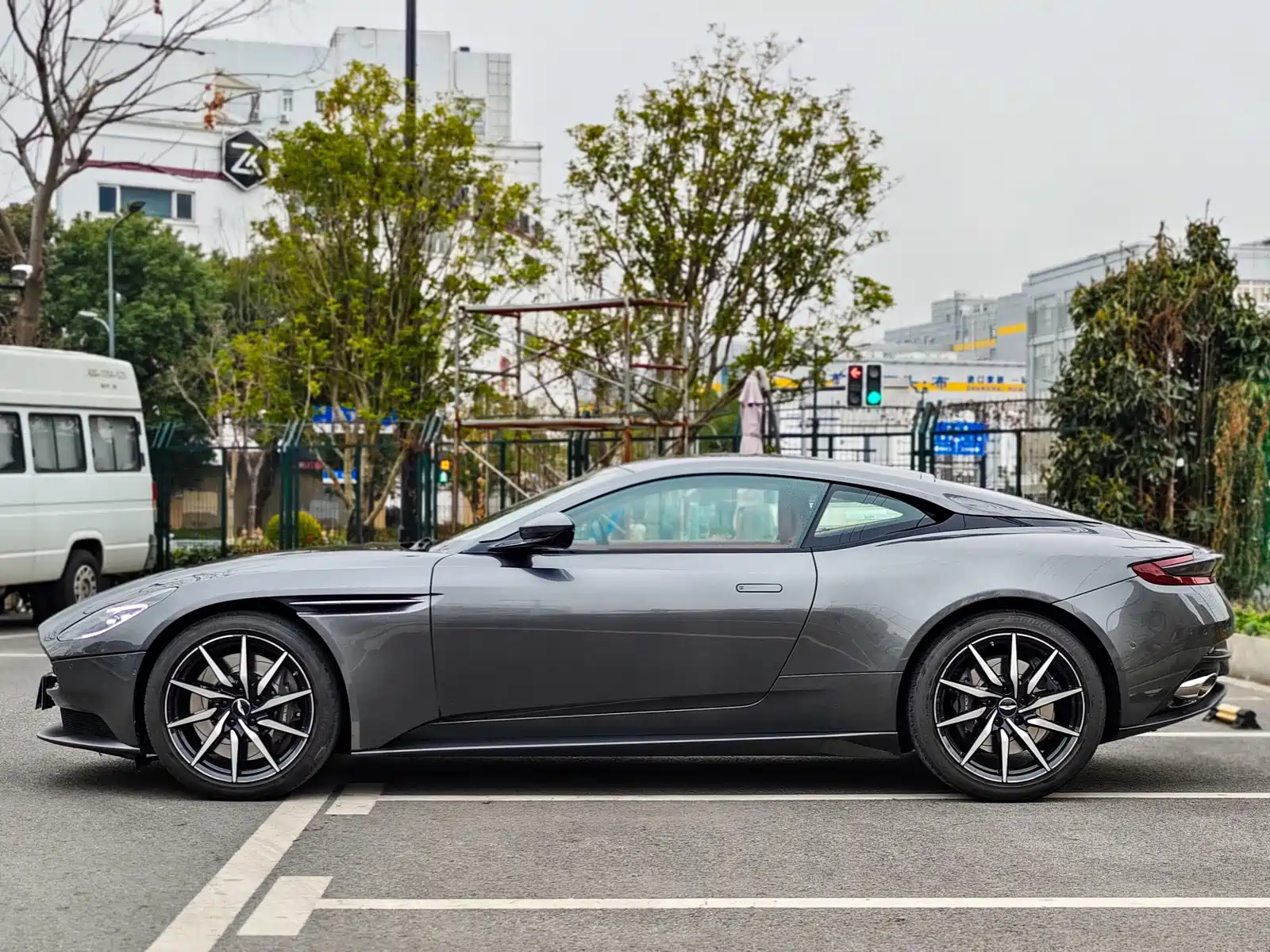 Фото 7 - Aston Martin DB11