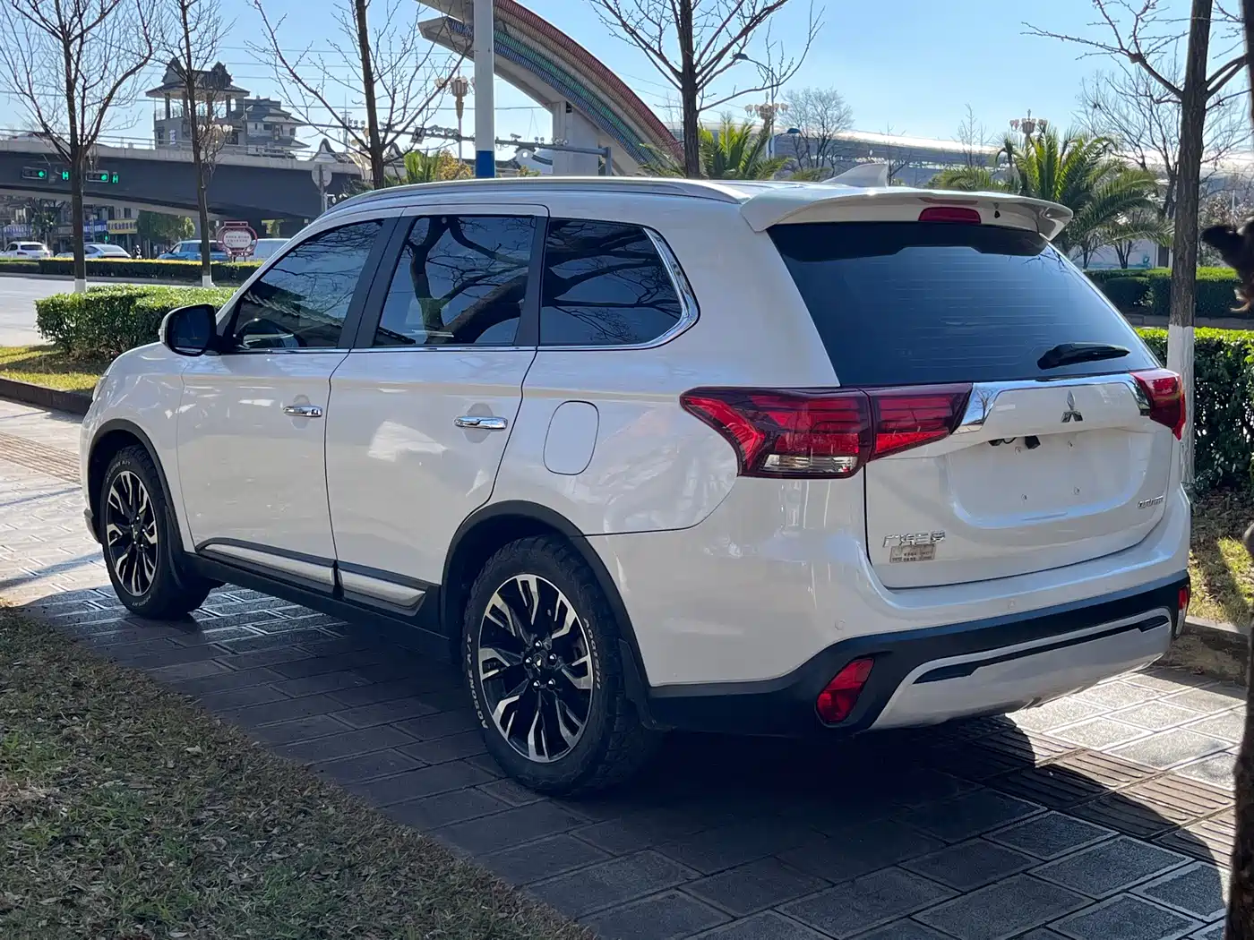 MITSUBISHI OUTLANDER