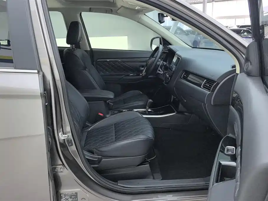 Mitsubishi Outlander 2020 2.4L 4WD Luxury 5-seater фото 8