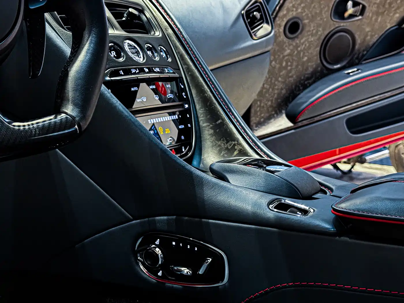 Aston Martin DBS 2019 DBS Superleggera V12 Coupe фото 10