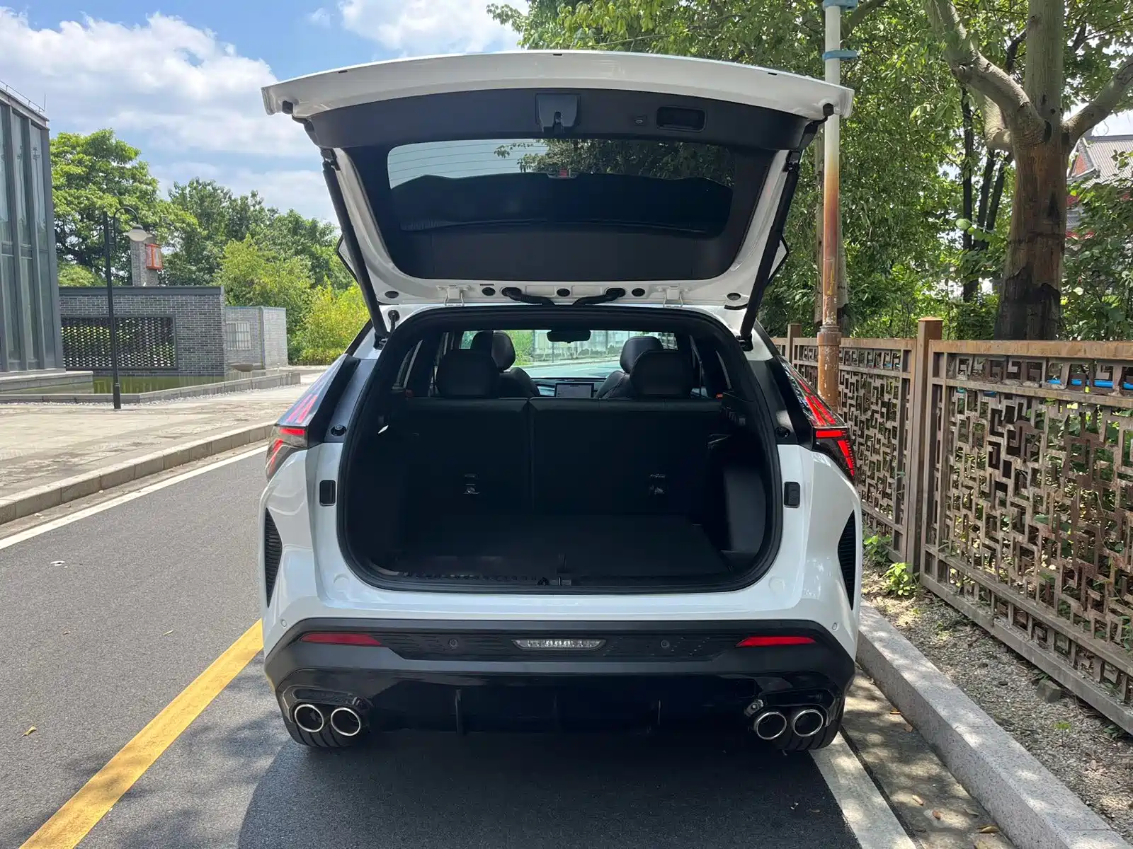 Фото 9 - Geely Atlas