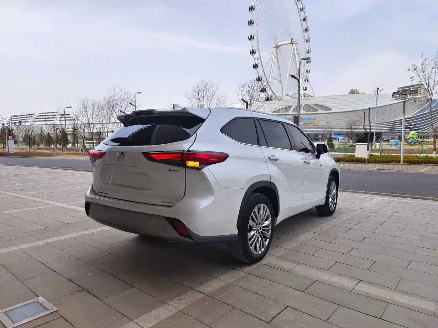 Toyota Highlander 2024 2.5L Smart Hybrid 4WD Luxury 7-seater фото 6