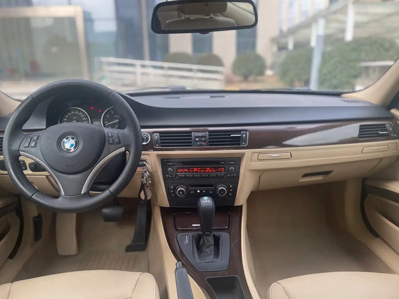 BMW 3 Series 2010 325i Luxury фото 8
