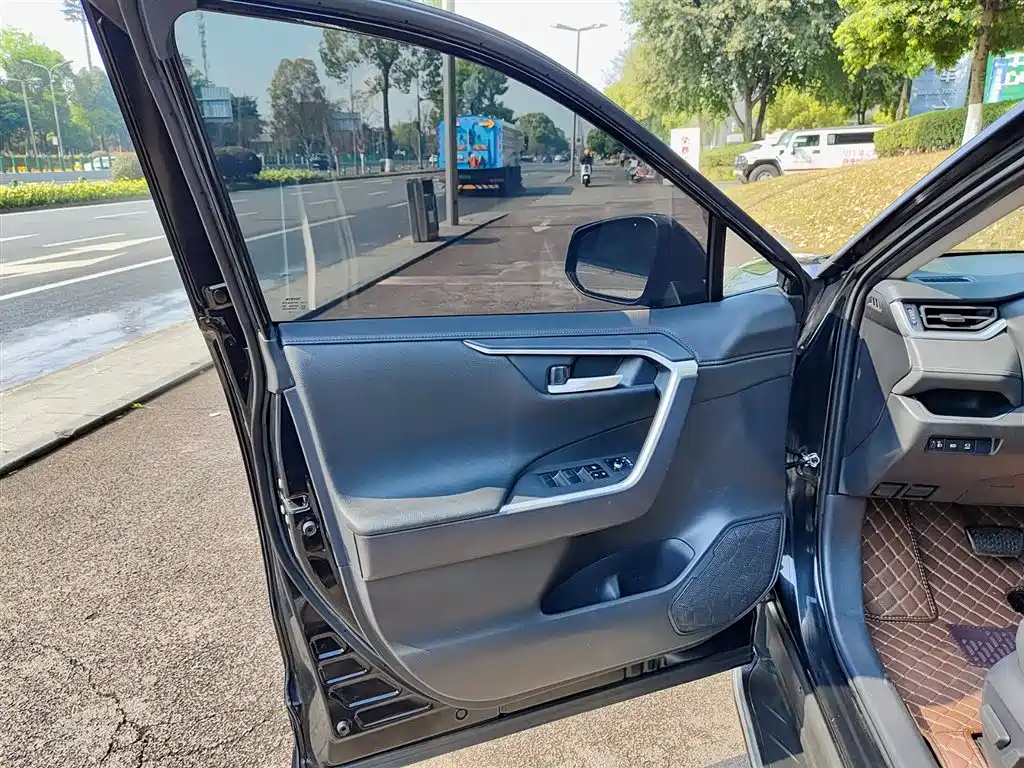 Toyota Wildlander 2022 2.0L CVT FWD Luxury PLUS Edition фото 6