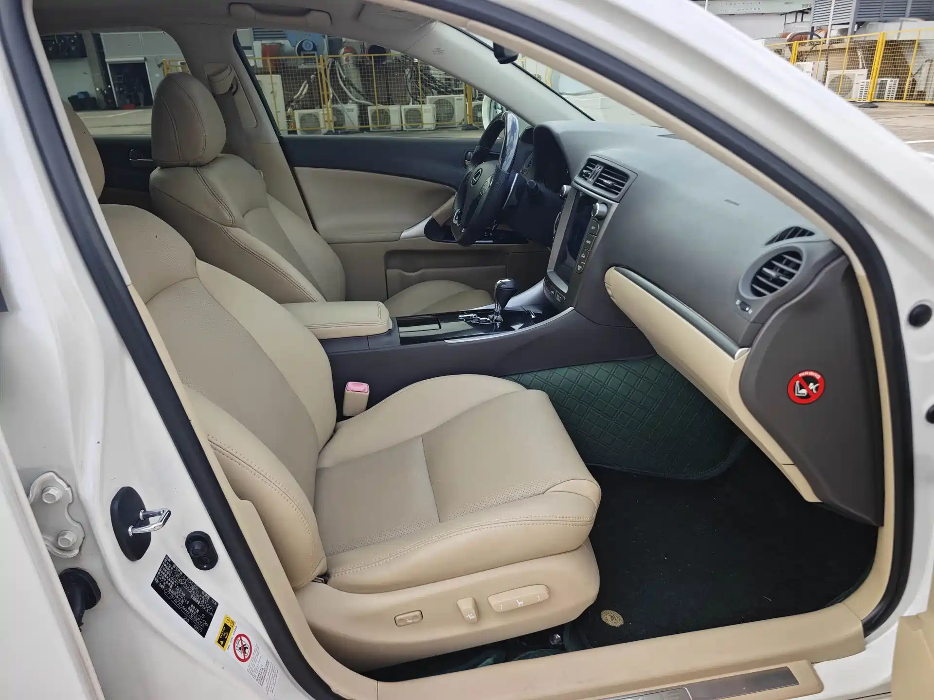 Photo 13 - Lexus IS