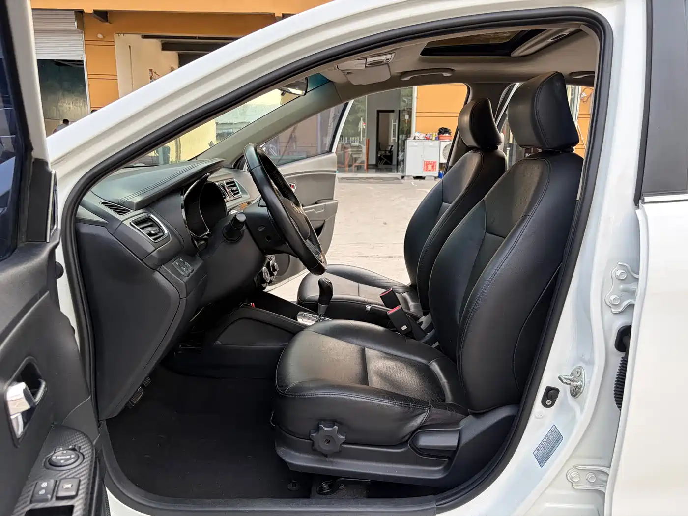 Kia K2 2012 Sedan 1.6L AT Premium Commemorative Edition фото 5