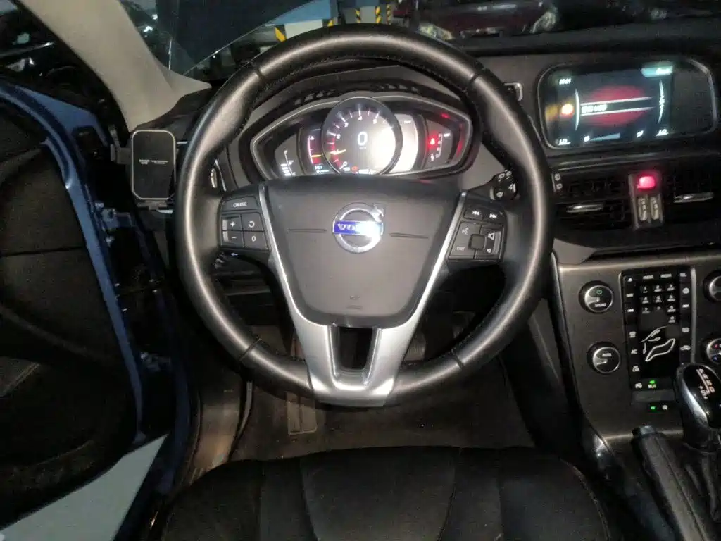 Фото 7 - Volvo V40